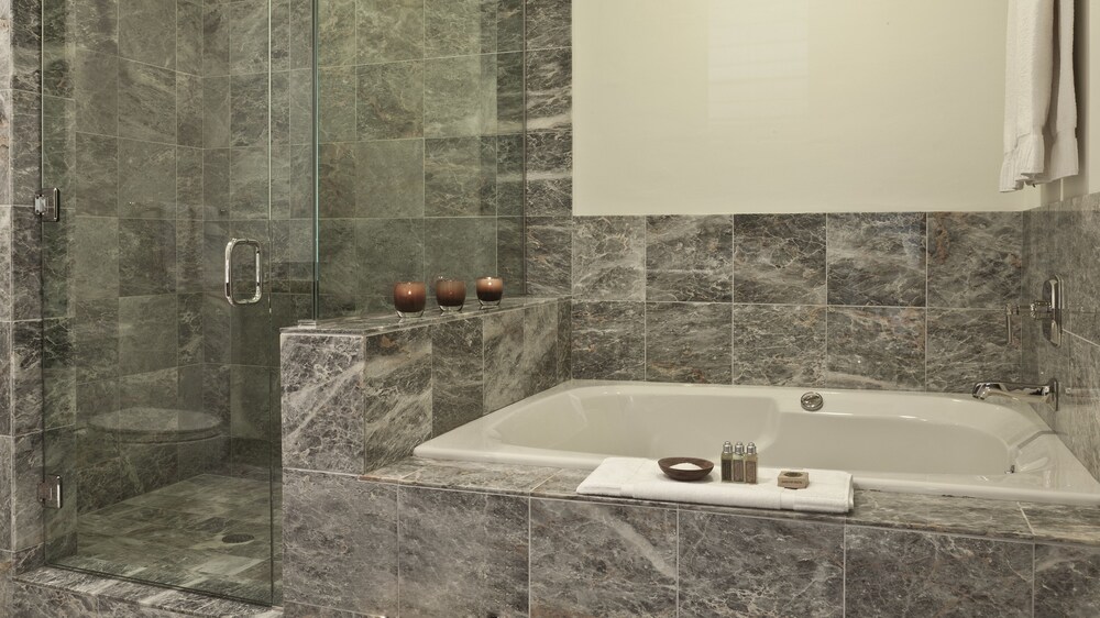 Deep Soaking Bathtub