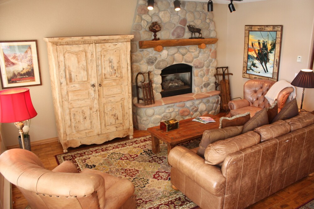 Condo, 2 Bedrooms - Living Room