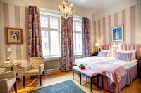 Deluxe Room, 1 Queen Bed, Non Smoking (1 Queen bed or 2 Single Beds)