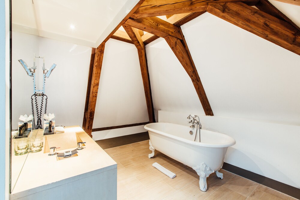 Deep Soaking Bathtub