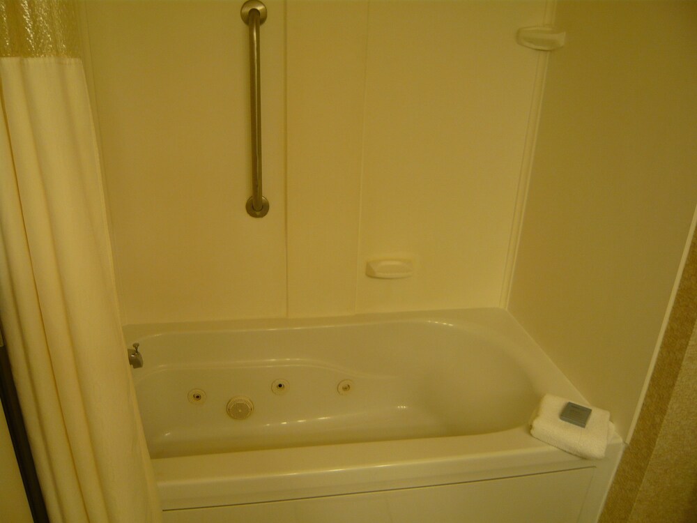 Deep Soaking Bathtub