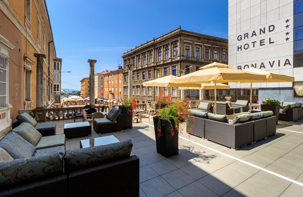 Hotel Bar