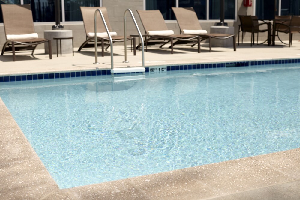 Outdoor pool, Hyatt Place Orlando Airport