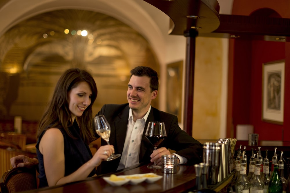 Hotel Bar