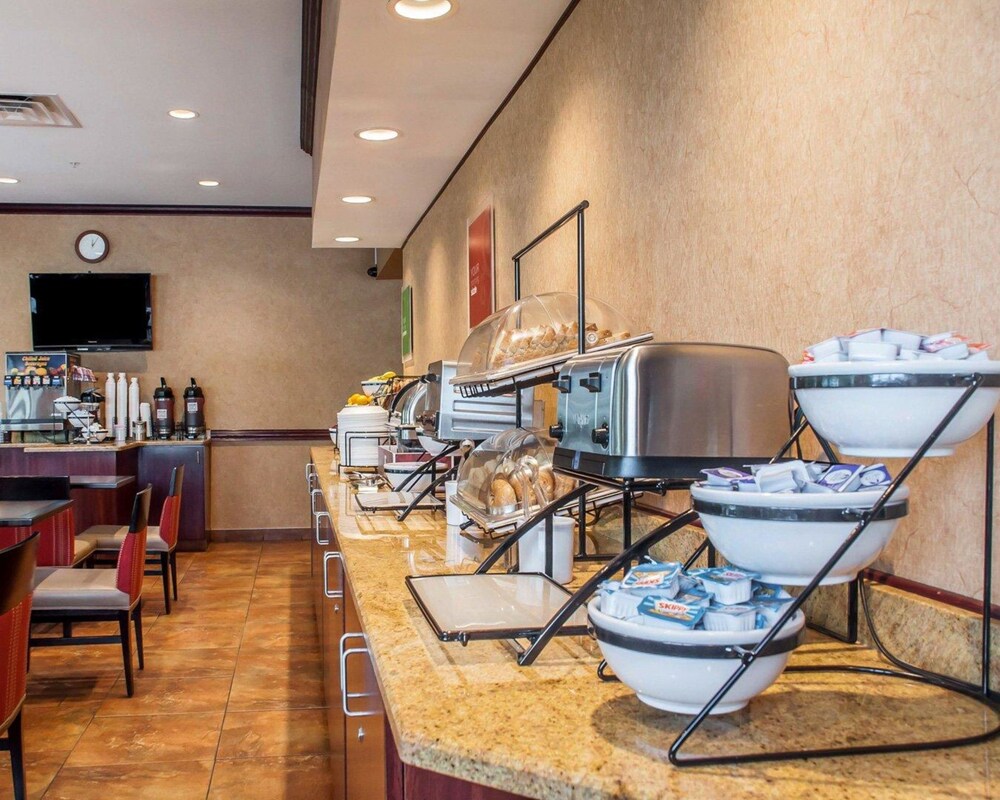 Breakfast area, Quality Inn Near Walden Galleria Mall