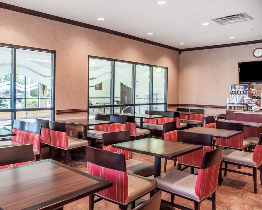 Breakfast area, Quality Inn Near Walden Galleria Mall