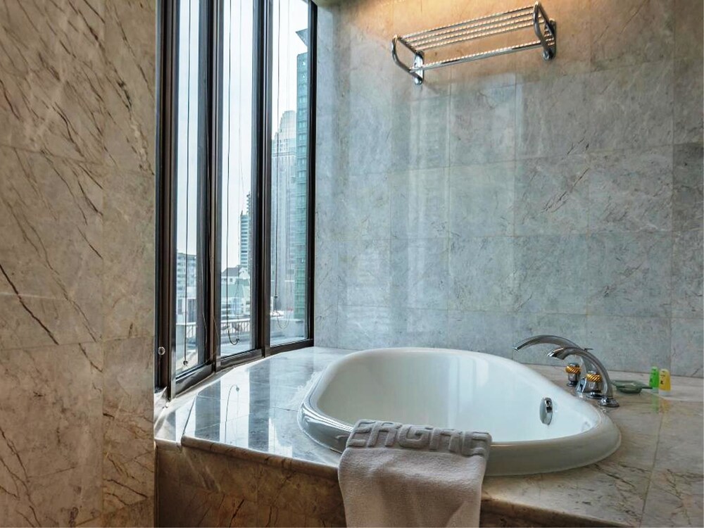 Deep Soaking Bathtub