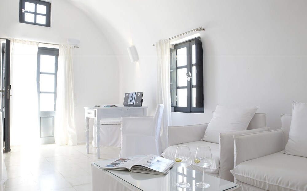 Honeymoon Suite, Jetted Tub - Living Room