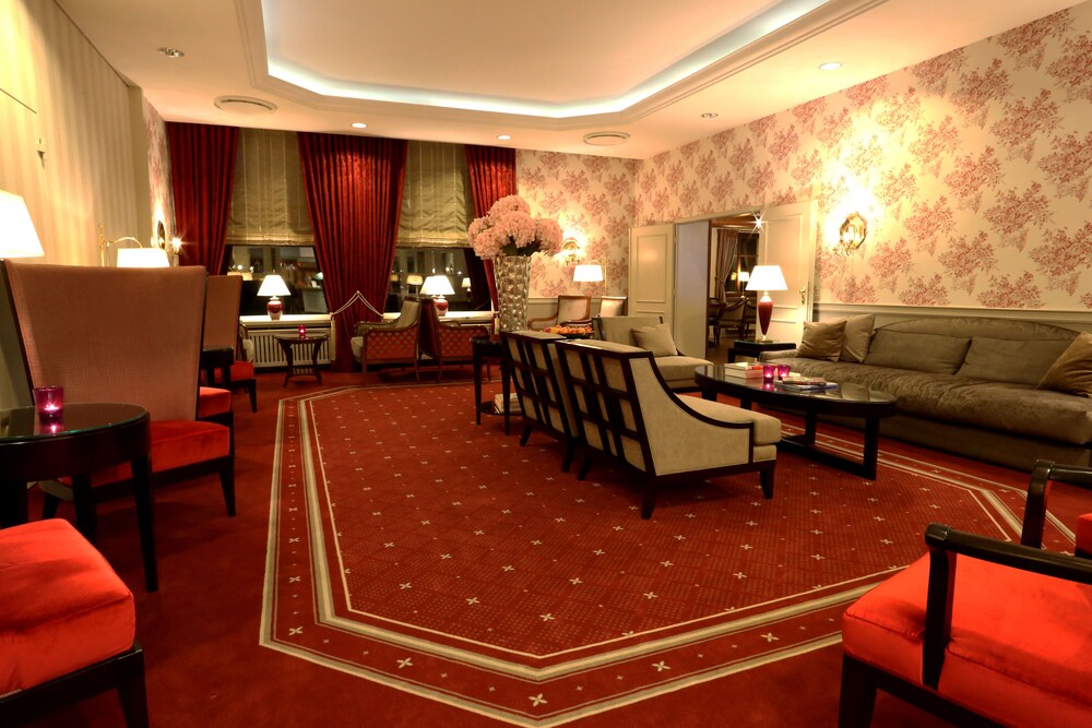Hotel Lounge