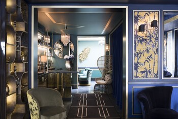 Hotel Lounge