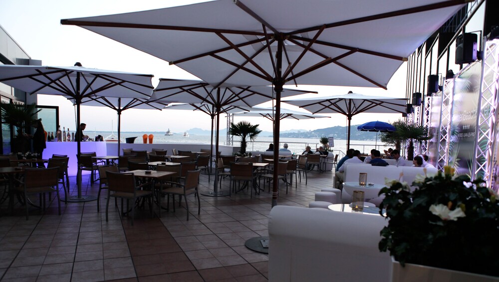 Hotel Lounge