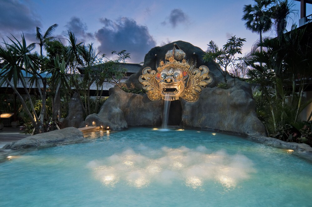 Kolam Renang Luar Ruangan