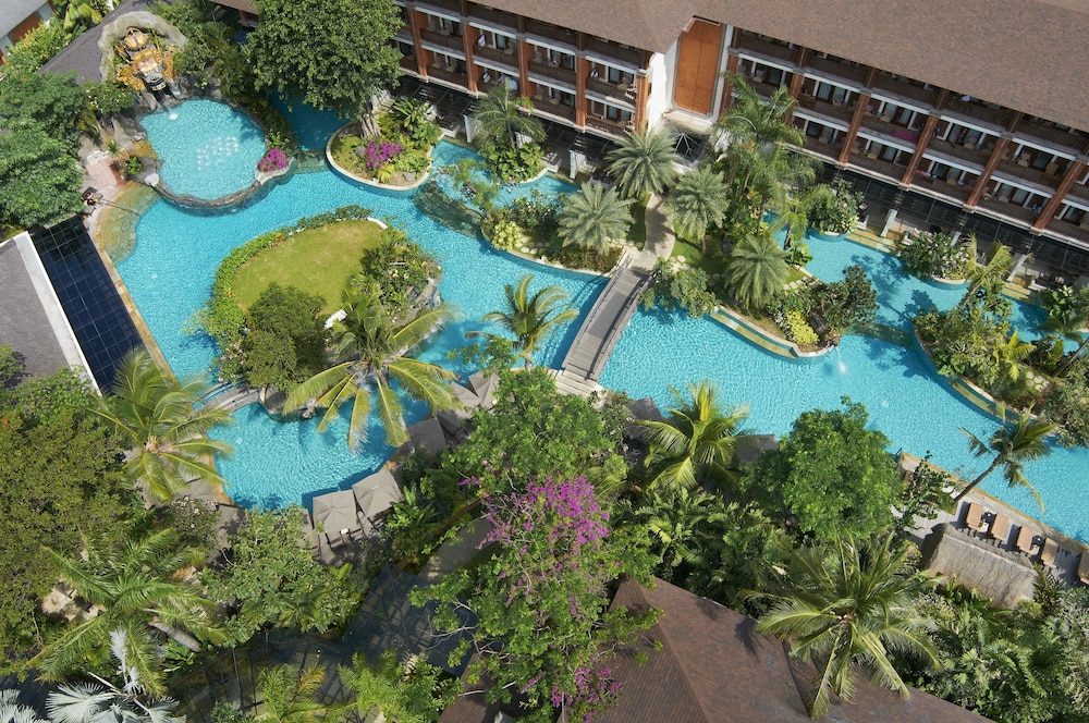 Kolam Renang Luar Ruangan