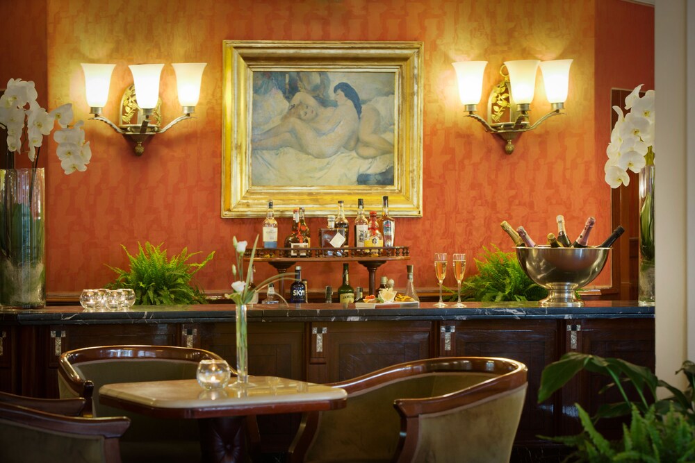 Hotel Bar
