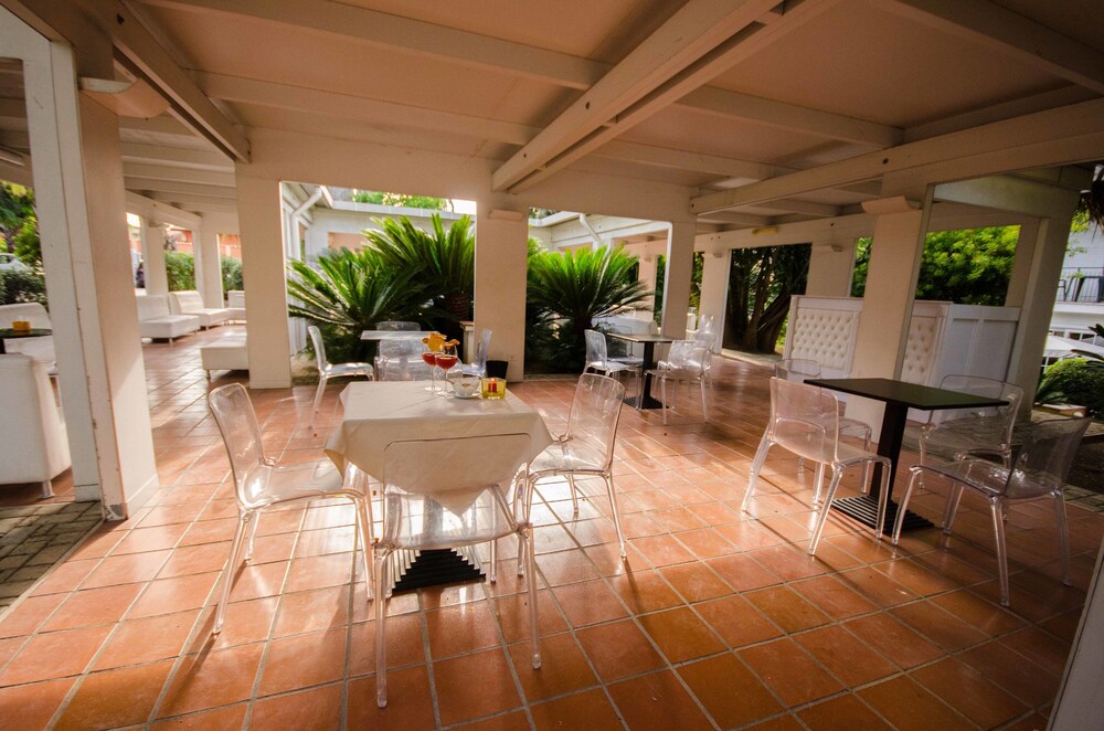 Hotel Lounge