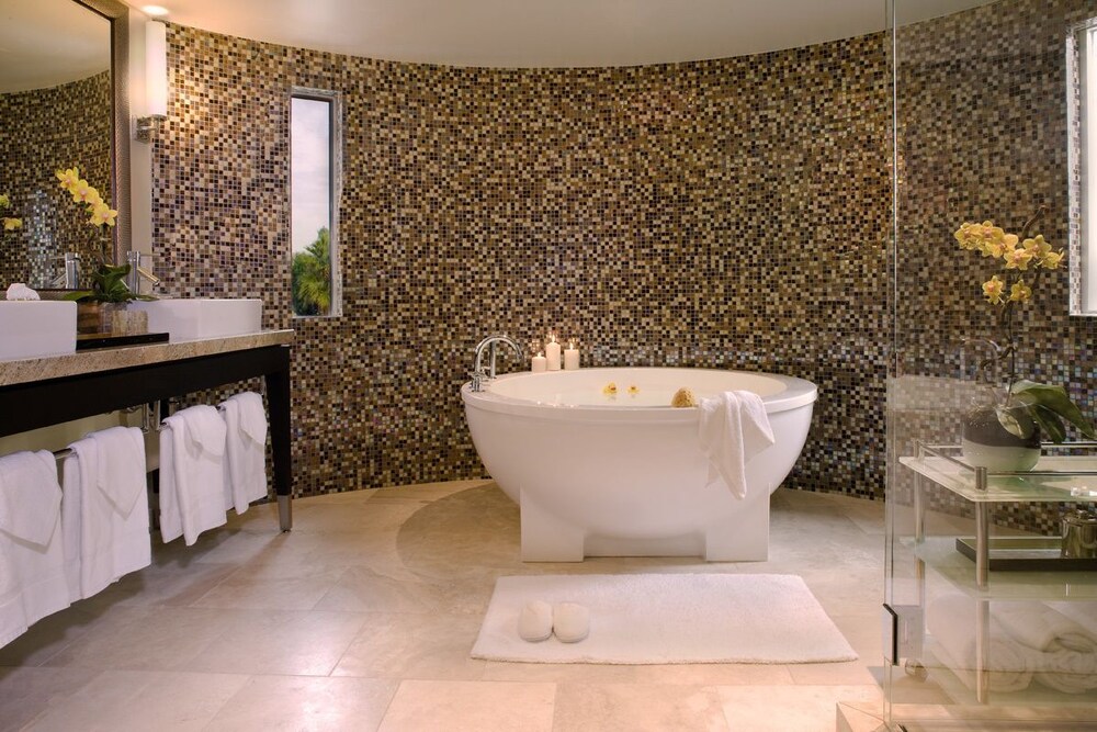Deep Soaking Bathtub