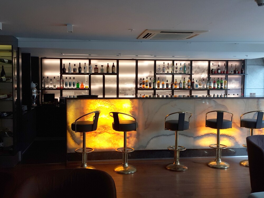 Hotel Bar