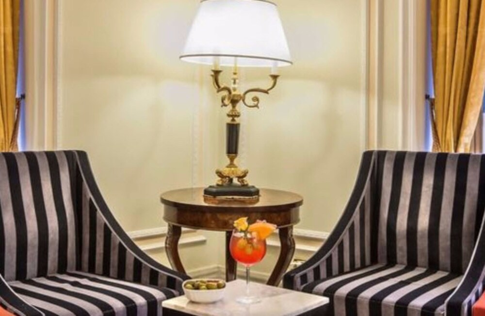 Hotel Bar