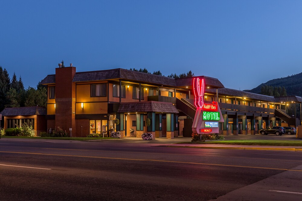 Front of property - evening/night, Rabbit Ears Motel