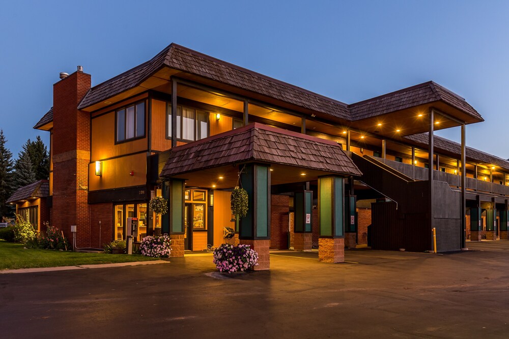 Front of property - evening/night, Rabbit Ears Motel