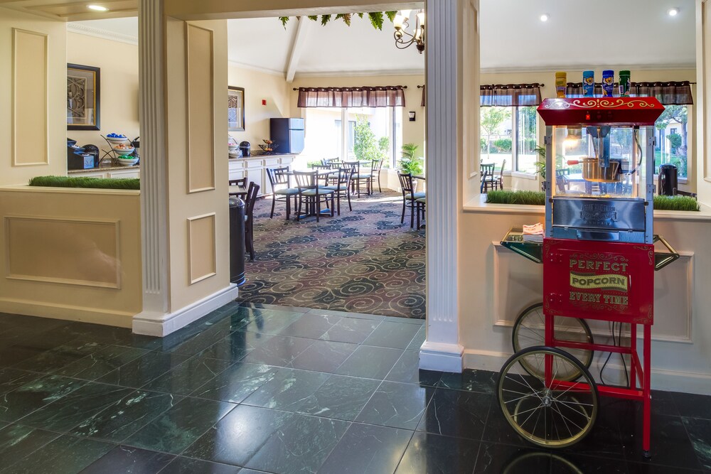 Breakfast area, Ashmore Inn and Suites