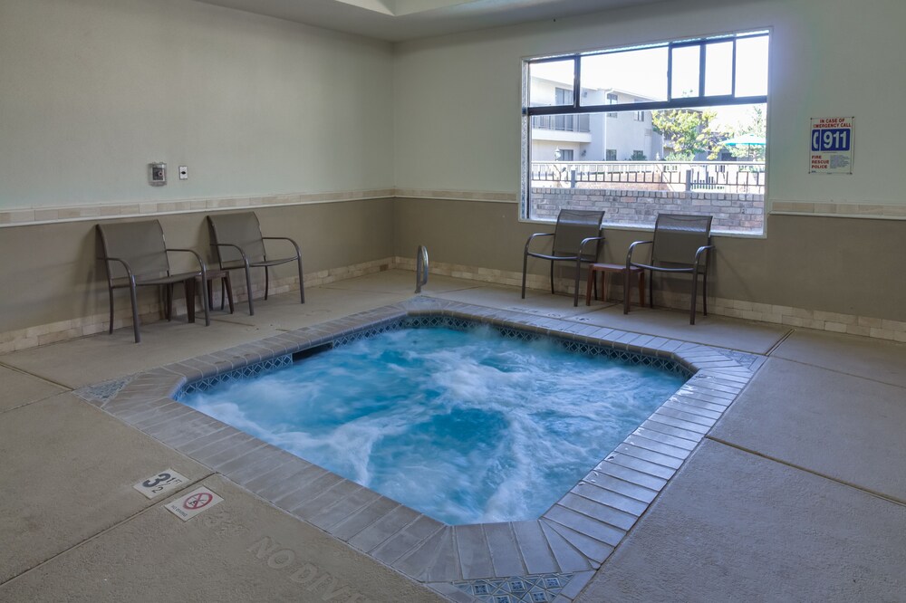 Indoor spa tub, Ashmore Inn and Suites