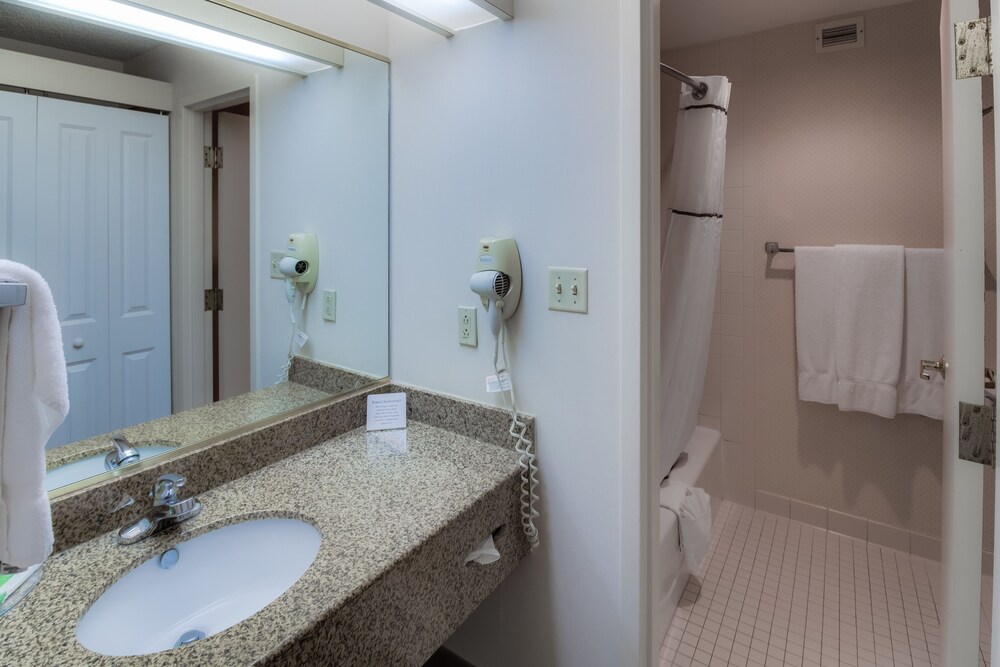 Bathroom, Ashmore Inn and Suites