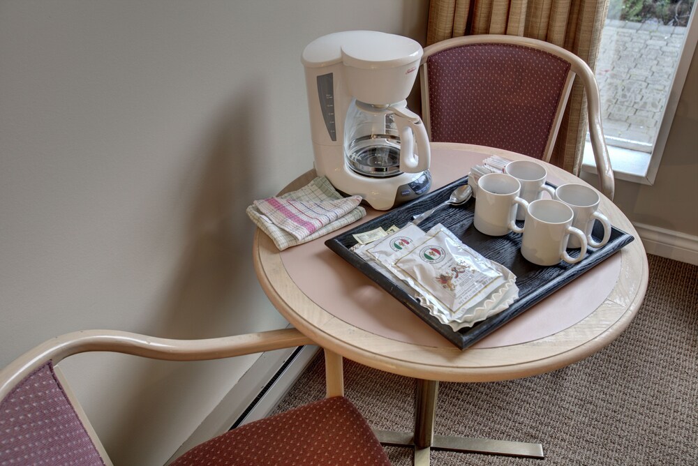 Hotel Room - Guestroom