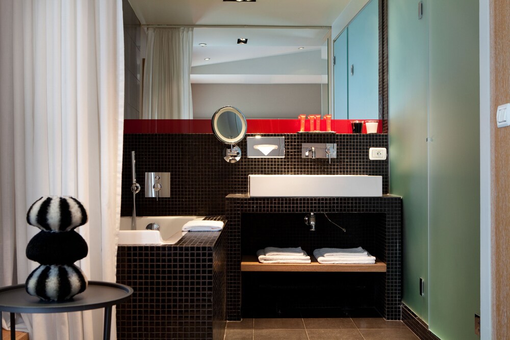 Bathroom, Golden Tulip Opera De Noailles