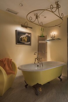 Deep Soaking Bathtub