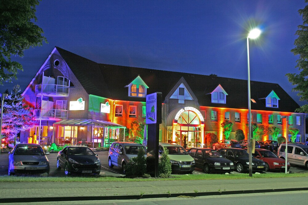 Hotelfassade am Abend/bei Nacht