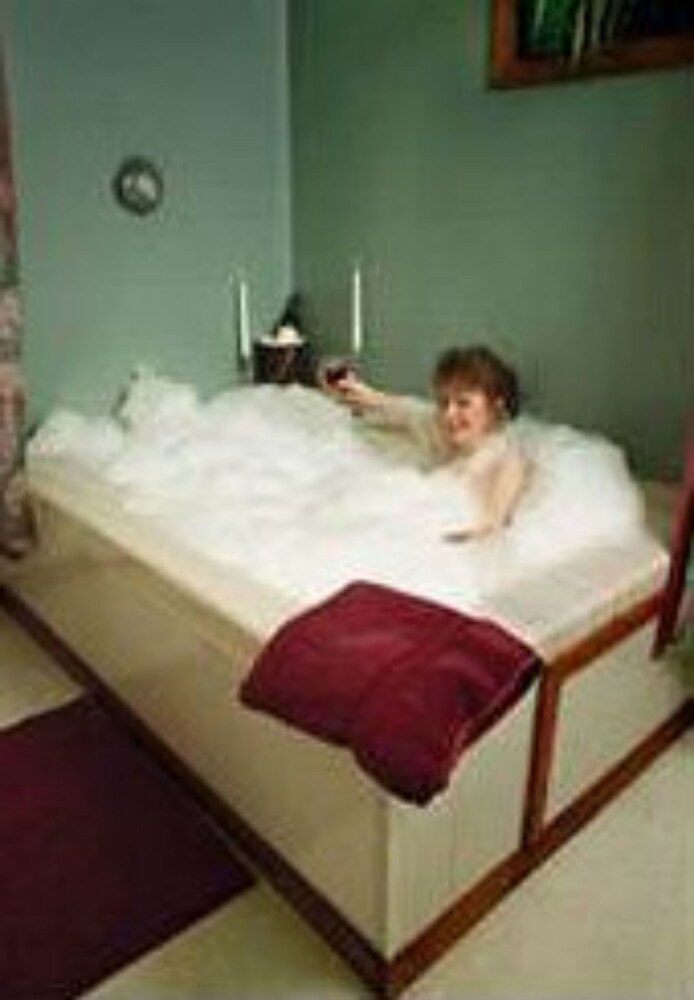 Deep Soaking Bathtub