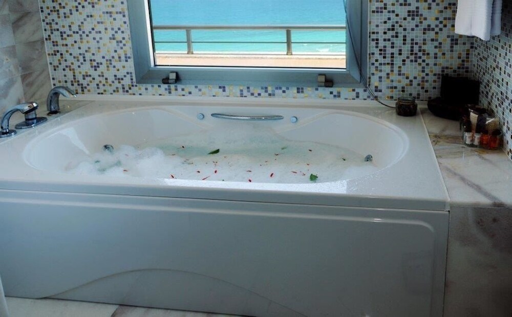Deep Soaking Bathtub