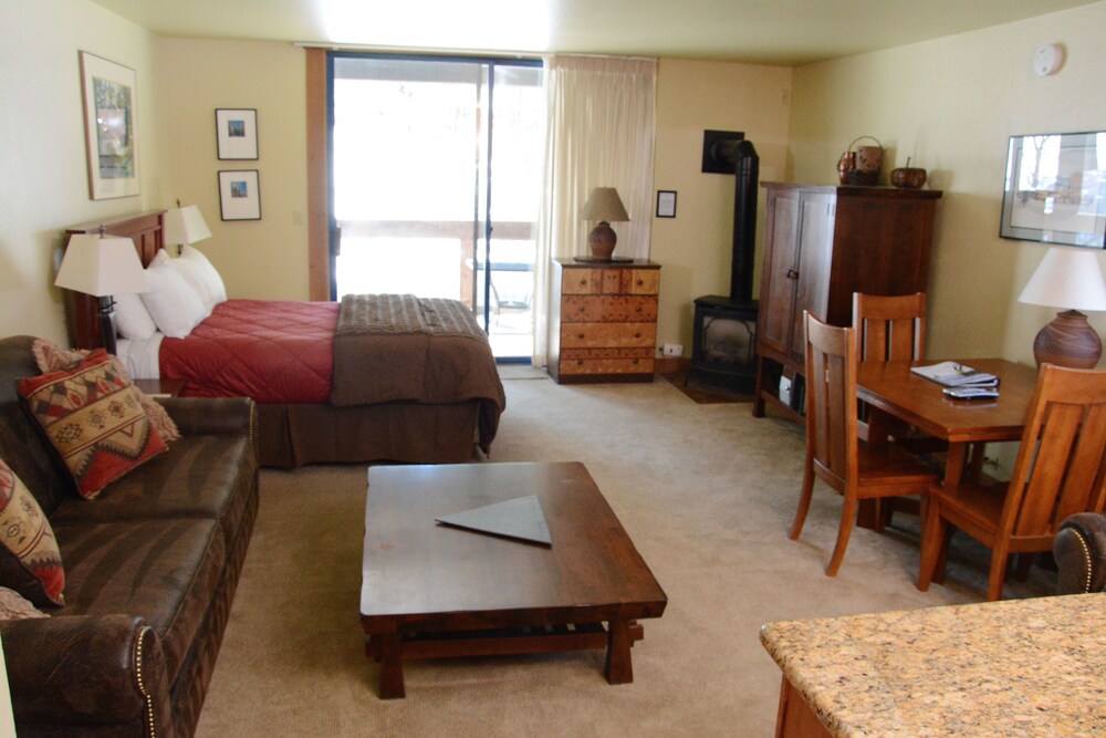 Condo (Studio) - Guestroom