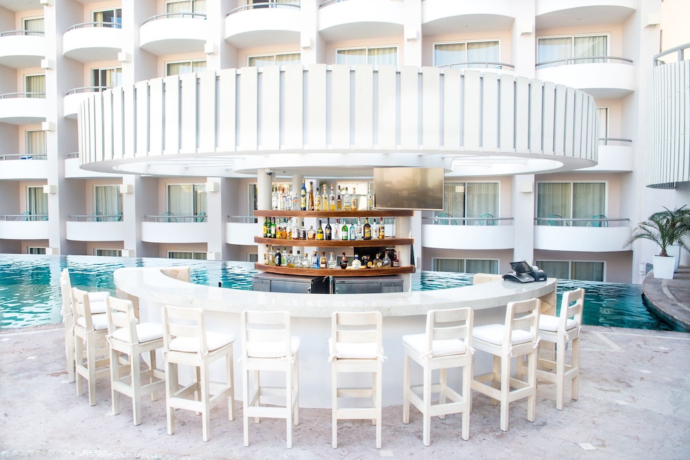 Poolside Bar