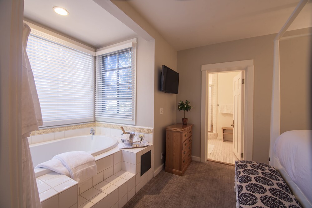 Deep Soaking Bathtub