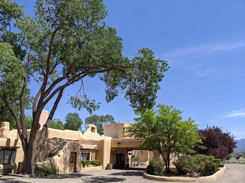 Sagebrush Inn & Suites