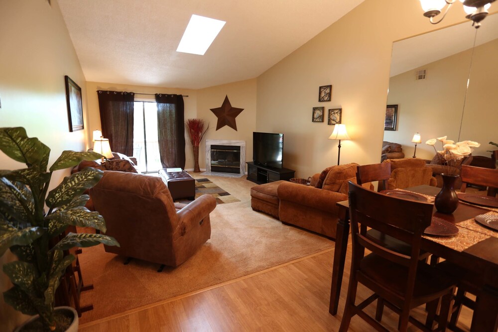 Luxury Condo, 2 Bedrooms - Living Area