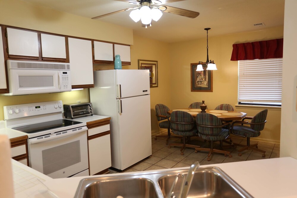 Luxury Condo, 3 Bedrooms (3 Bath) - In-Room Kitchen