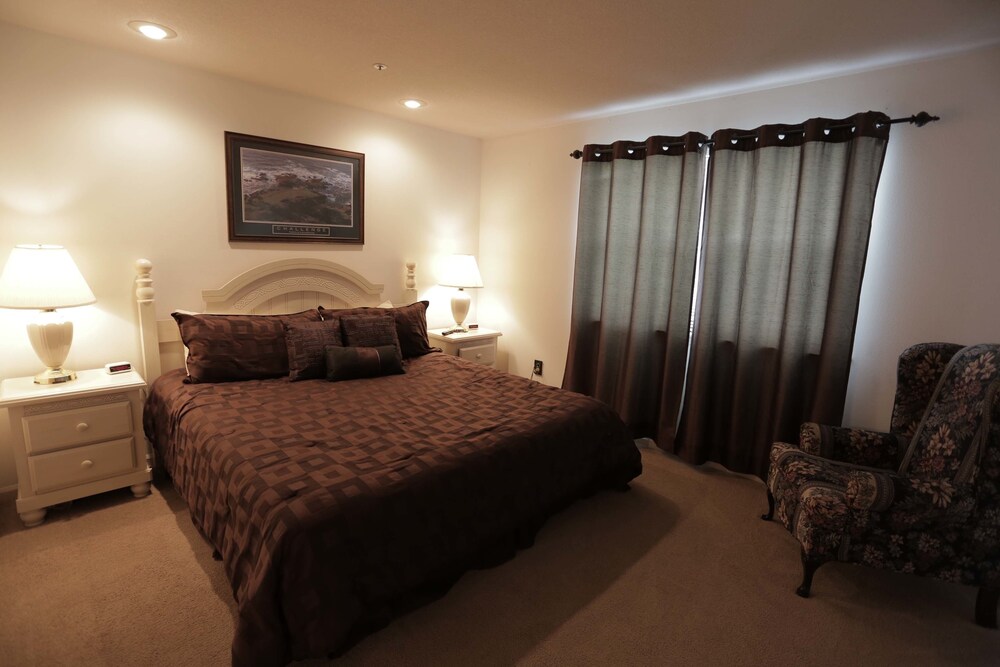 Luxury Condo, 4 Bedrooms - Guestroom