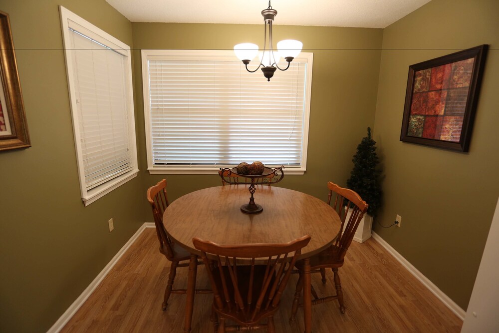 Luxury Condo, 4 Bedrooms - In-Room Dining