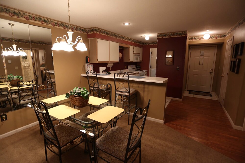 Deluxe Condo, 2 Bedrooms, 2 Bathrooms - In-Room Kitchen