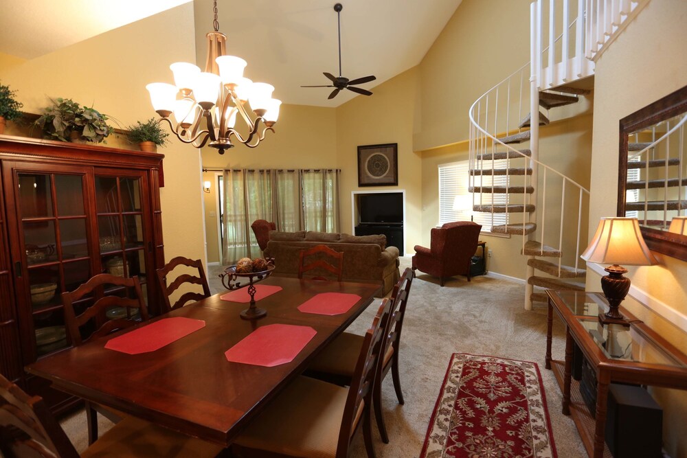 Luxury Condo, 4 Bedrooms - Living Area