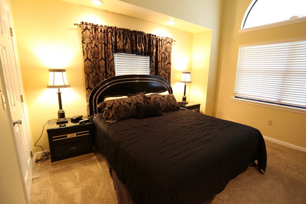 Luxury Condo, 4 Bedrooms - Guestroom