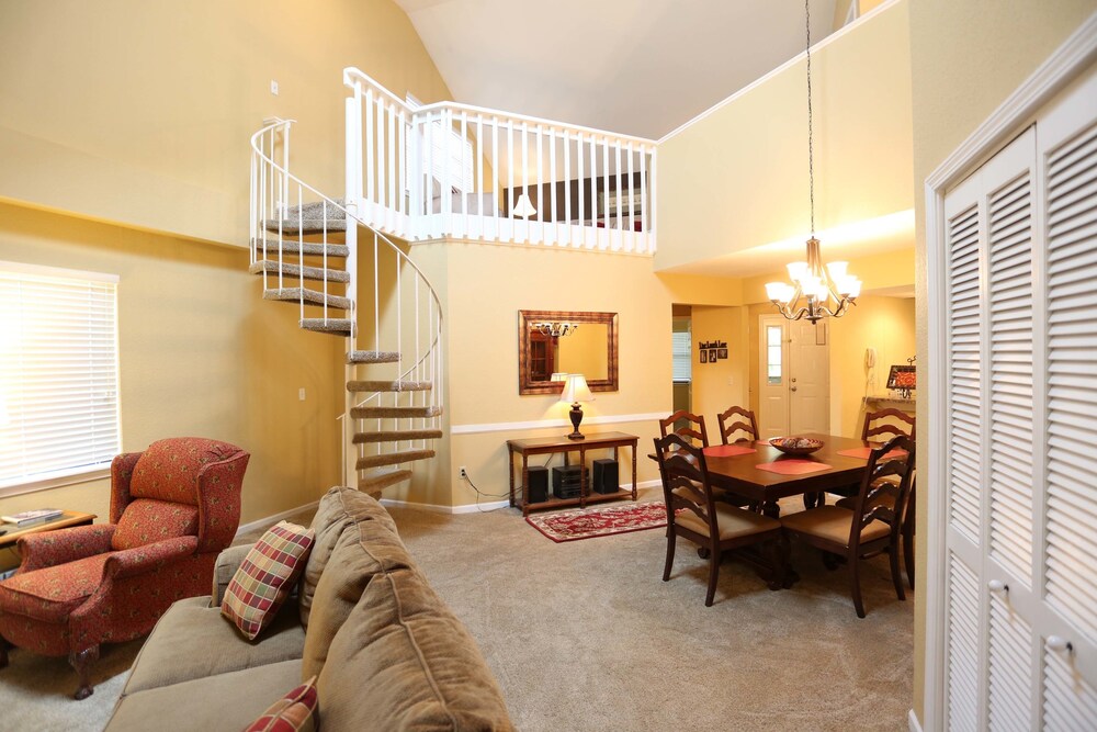Luxury Condo, 4 Bedrooms - Living Area