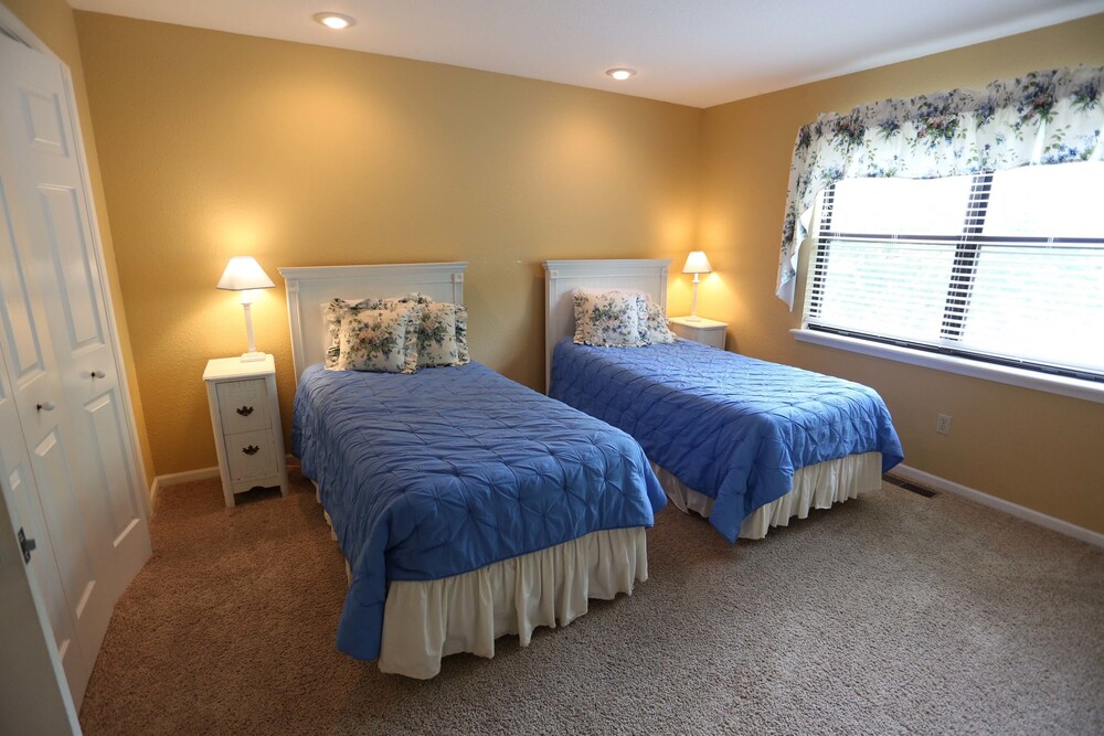 Luxury Condo, 4 Bedrooms - Guestroom