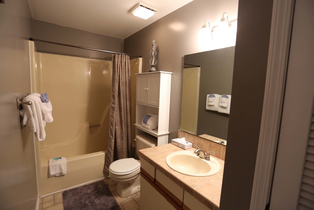 Luxury Condo, 2 Bedrooms - Bathroom