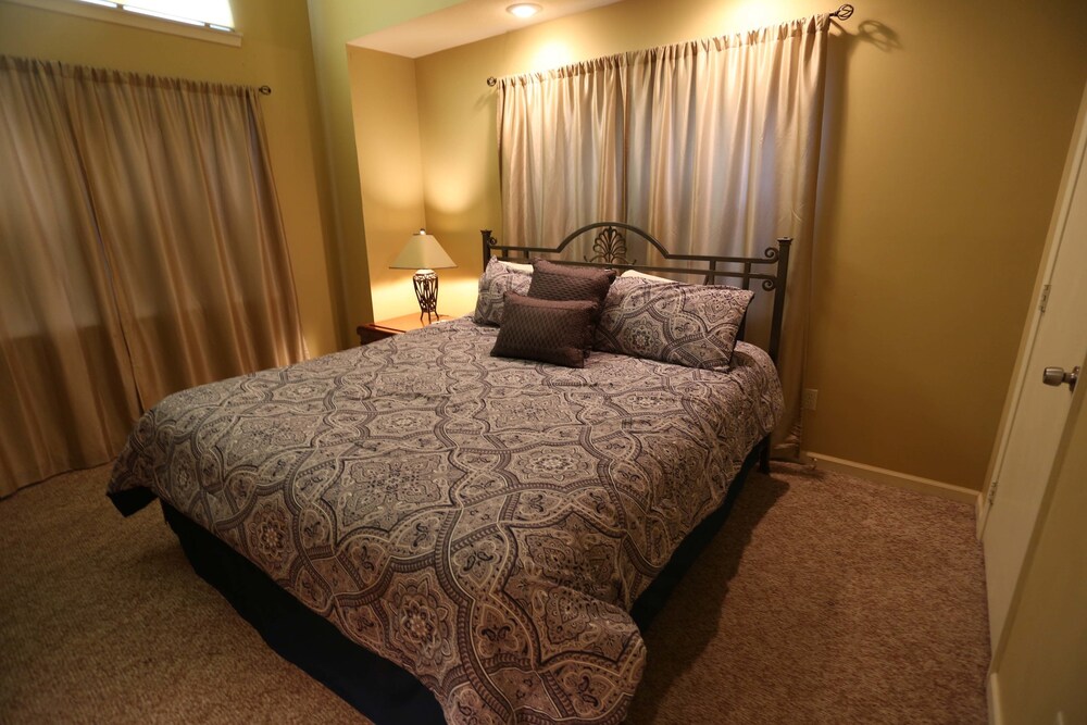 Luxury Condo, 3 Bedrooms (3 Bath) - Guestroom