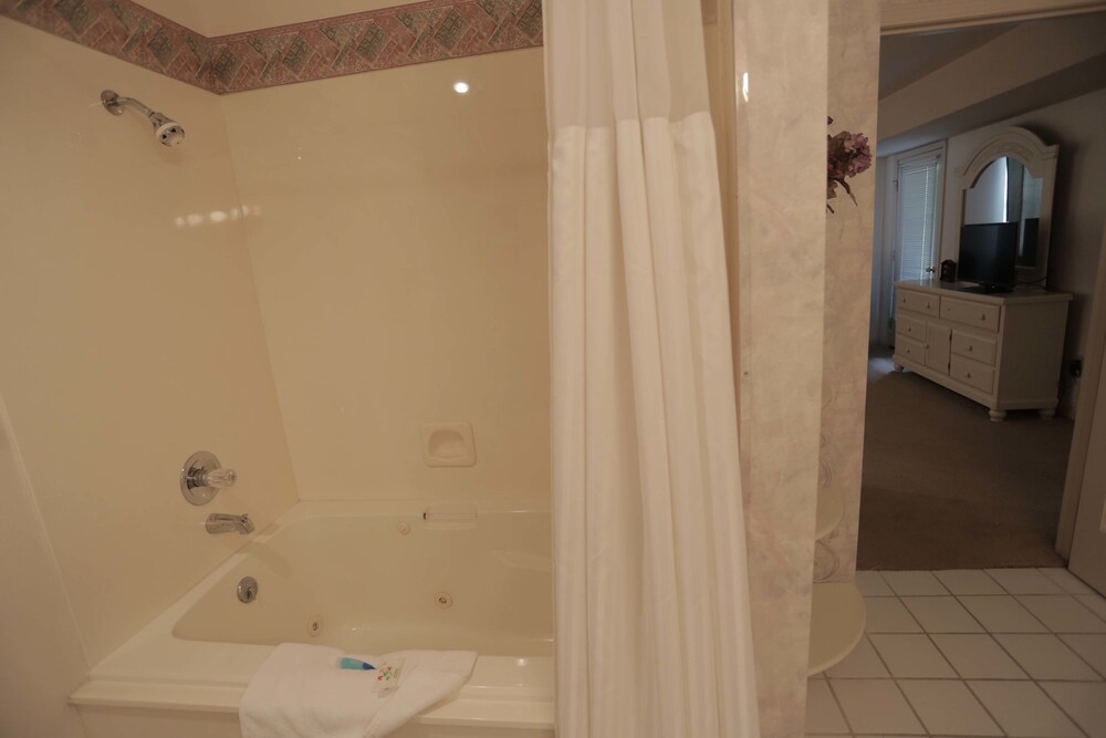 Luxury Condo, 4 Bedrooms - Bathroom Shower