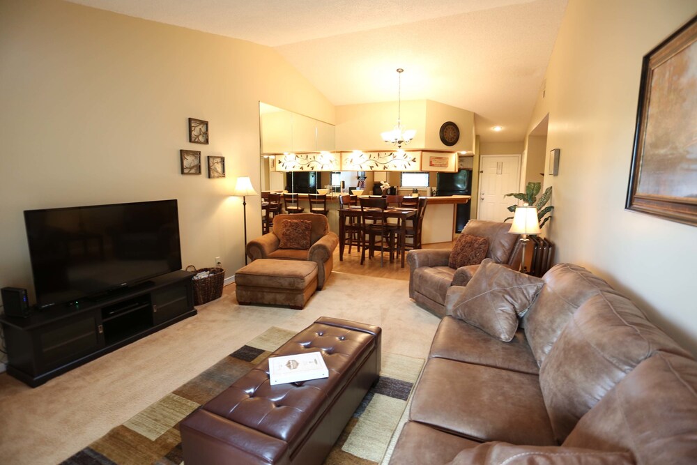 Luxury Condo, 2 Bedrooms - Living Room